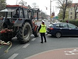 Zderzenie ciągnika z fiatem w Dzierżoniowie