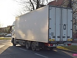Zderzenie ciężarówki z osobówką w Dzierżoniowie