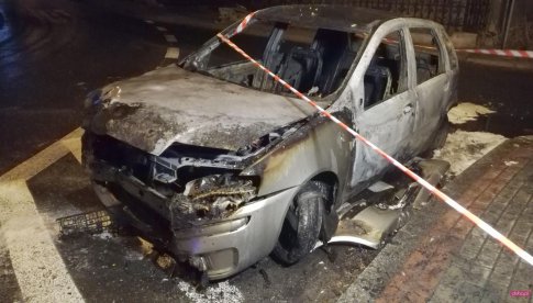 Podpalili samochód, który uległ wypadkowi w Pieszycach