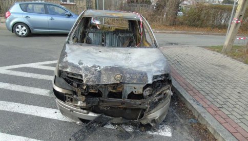 Policja o włamaniu i podpaleniu auta w Pieszycach