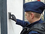 Policjanci sprawdzają czy mieszkańcy stosują się do zaleceń i decyzji wydanych przez służby sanitarne