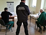 Areszt Śledczy w Dzierżoniowie włączył się w akcję szycia maseczek ochronnych