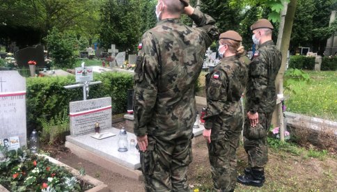 Dolnośląscy terytorialsi pamiętają o polskich bohaterach z okazji Święta Flagi – „Żołnierska Pamięć”