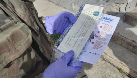 Policjanci z żołnierzami WOT roznosili maseczki dla seniorów, które były ufundowane przez Urząd Gminy Dzierżoniów
