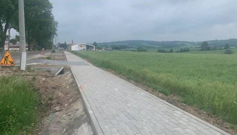 Starostwo Powiatowe w Dzierżoniowie: trwa budowa nowego chodnika w Niemczy