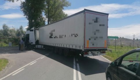 Ciężarówka blokuje drogę Dzierżoniów - Świdnica