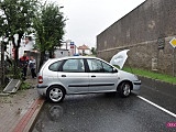 Kierująca renault wjechała w ogrodzenie