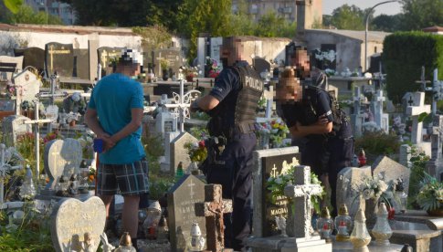 Policja na cmentarzu w Pieszycach