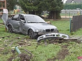 BMW wjechał w ogrodzenie w Pieszycach