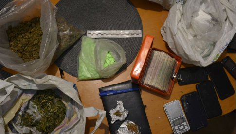 Policja podsumowuje akcję w Bielawie. Przejęto ponad 8250 porcji narkotyków 