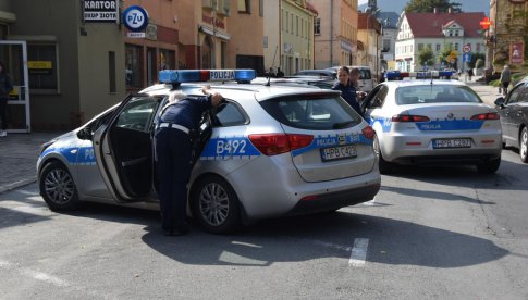 Interwencja kilku policjantów na Wolności w Bielawie