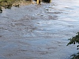 Woda zabrała podpory z remontowanego mostu w Mościsku 
