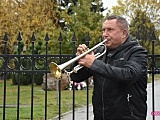 Zagrał na trąbce dla swoich rodziców przed bramą cmentarza w Dzierżoniowie
