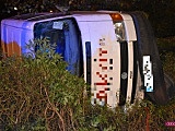 Wywrócony bus w Bielawie na ul. Żeromskiego