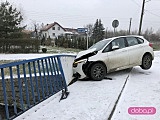 Uderzył w barierki mostu w Pieszycach