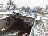 Uderzył w barierki mostu w Pieszycach