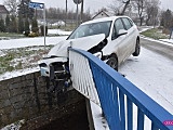 Uderzył w barierki mostu w Pieszycach