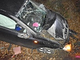 Opel wypadł z drogi i uderzył w drzewo w Jodłowniku