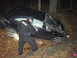 Opel wypadł z drogi i uderzył w drzewo w Jodłowniku