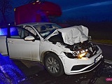 Volkswagen zderzył się z przyczepą od traktora w Nowiźnie