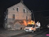 Fiat uderzył w latarnię, znak drogowy i dom