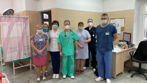 O szczepieniach mówią prezes szpitala Maciej Smolarz oraz lekarze Wojciech Błasiak i Piotr Barski