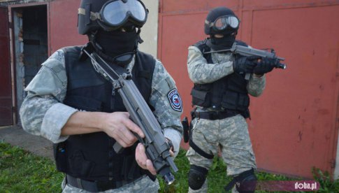 Akcja policji na ul. Chrobrego w Bielawie