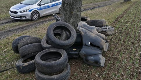 Ktoś wyrzucił opony w Olesznej