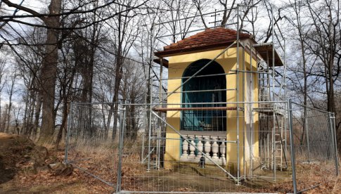 Rozpoczyna się remont i konserwacja zabytkowej kapliczki w parku miejskim