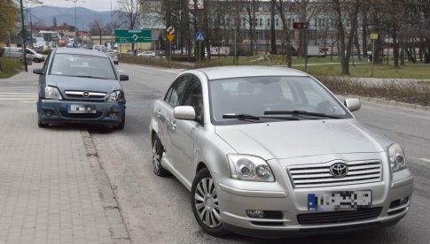 Zderzenie pojazdów na Sikorskiego w Dzierżoniowie