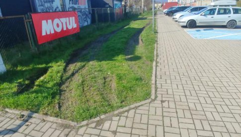 Bielawa: mandat i konieczność rekultywacji terenu za parkowanie na trawniku 