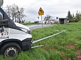 Dostawczak wypadł z ósemki w Radzikowie