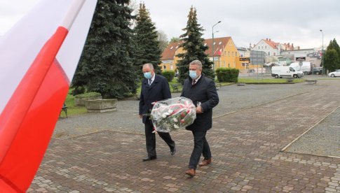 Burmistrz Dzierżoniowa złożył wieniec przy Pomniku Pamięci Losów Ojczyzny