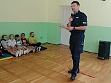 Dzielnicowy z Piławy Górnej z wizytą w szkole podstawowej 