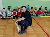 Dzielnicowy z Piławy Górnej z wizytą w szkole podstawowej 