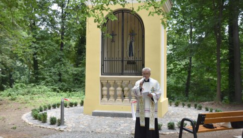 Otwarto po remoncie kapliczkę w Parku Miejskim w Pieszycach