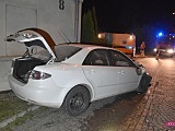 Mazda uderzyła w kontener i dom