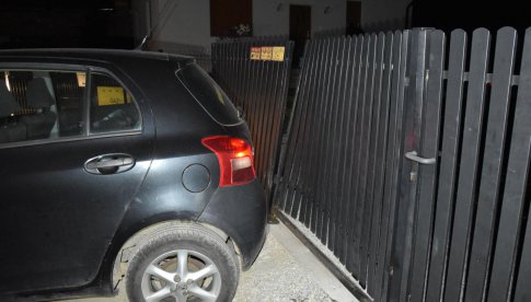 Pieszyce: pijany kierowca z sądowym zakazem uderzył w bramę 