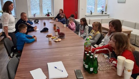 Dzielnicowy z Niemczy z wizytą na półkoloniach organizowanych przez Ośrodek Pomocy Społecznej