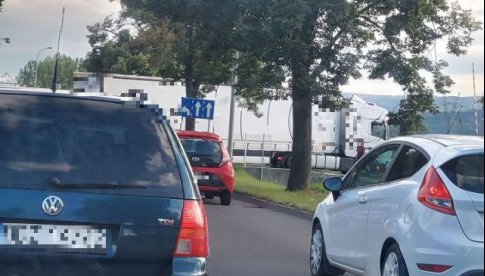 Ciężarówka blokowała drogę Dzierżoniów - Bielawa