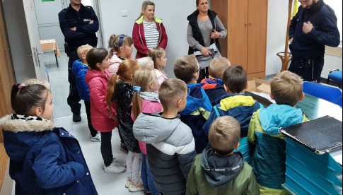 Piława Górna: przedszkolaki z wizytą u policjantów