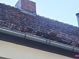 Uszkodzony dach na ul. Kasztanowej w Bielawie