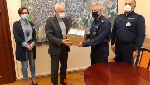 Burmistrz Bielawy przekazał narkotesty miejscowym policjantom
