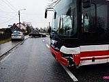 Groźne zderzenie samochodu z autobusem