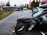 Groźne zderzenie samochodu z autobusem