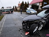 Groźne zderzenie samochodu z autobusem