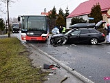 Groźne zderzenie samochodu z autobusem