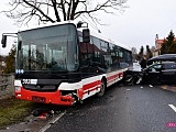 Groźne zderzenie samochodu z autobusem