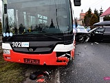 Groźne zderzenie samochodu z autobusem