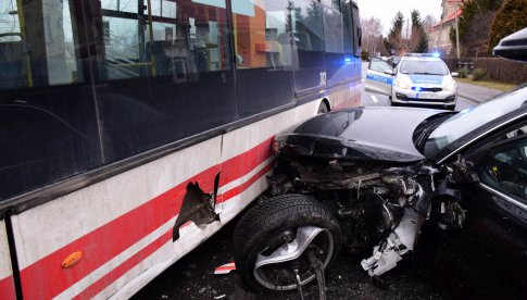 Groźne zderzenie samochodu z autobusem